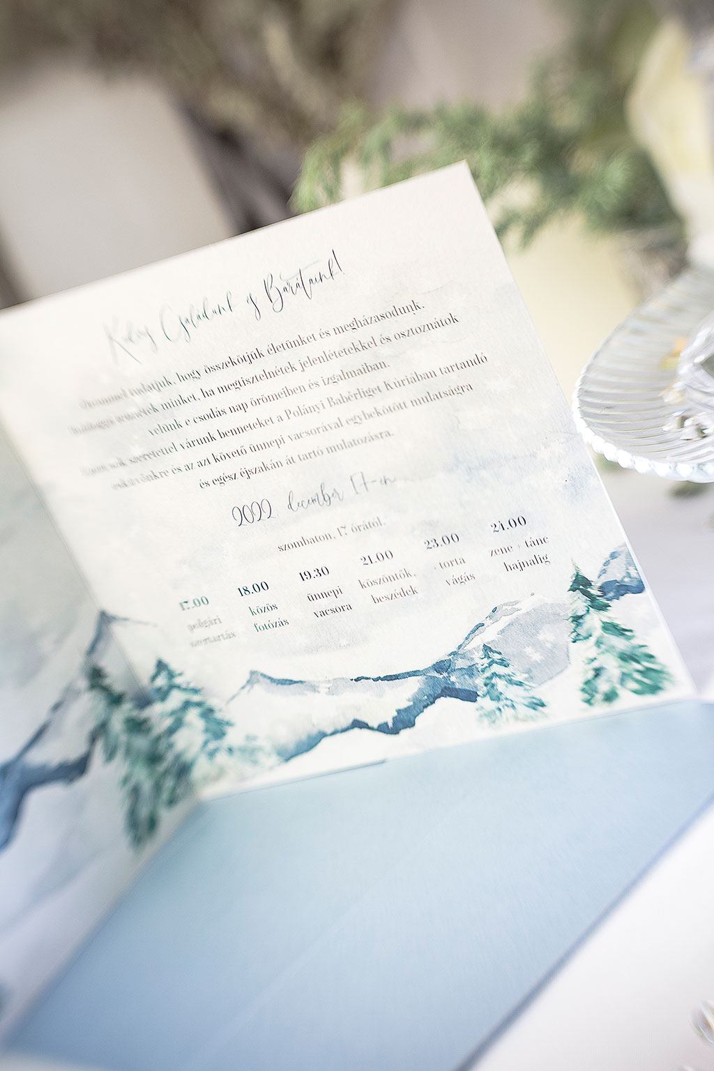 Hófödte táj esküvői meghívó - három különböző watercolor grafikával, hajtott 4 oldalas, ezüstös gyöngyházfényű papíron és borítékkal