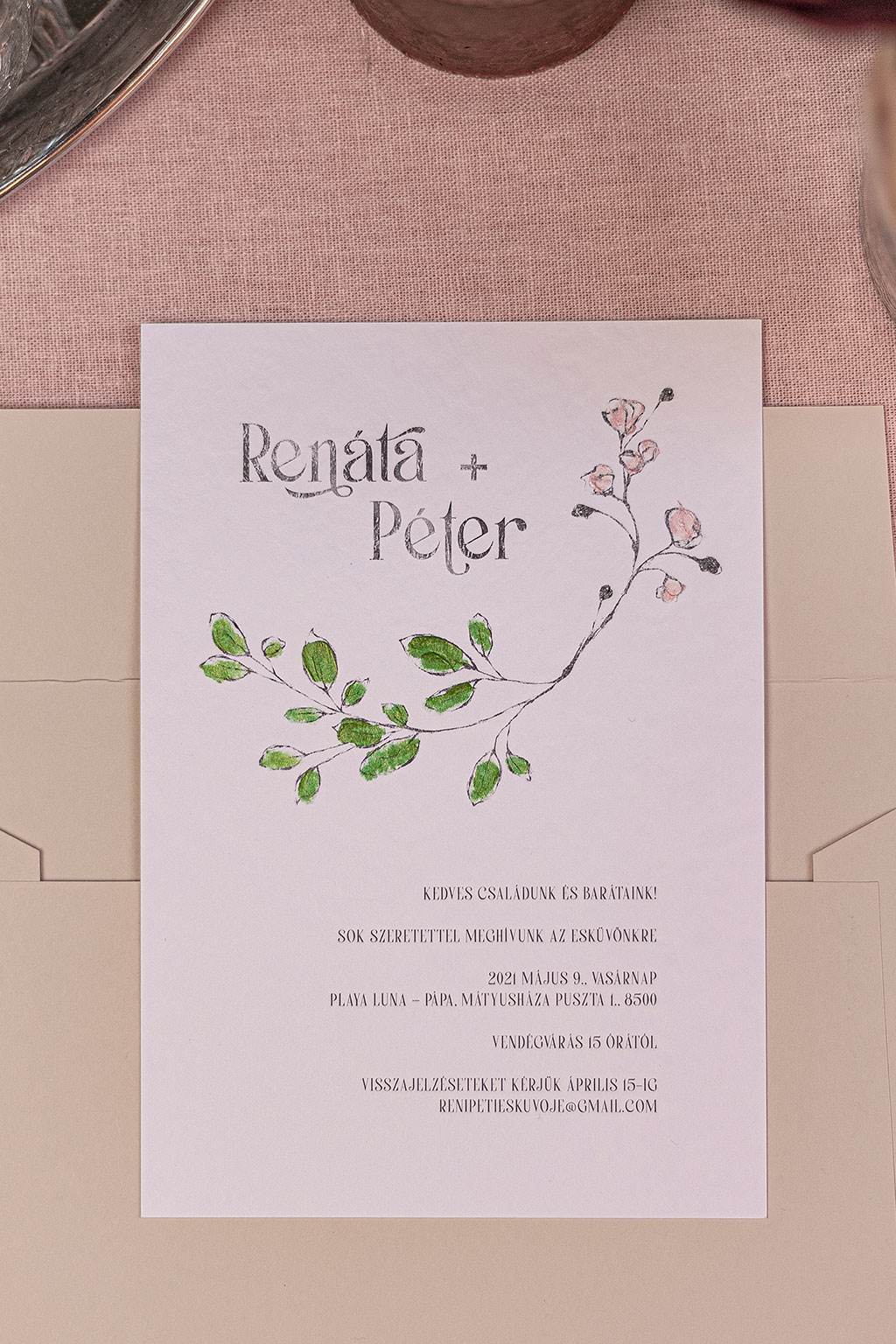 Kétszínes-virágos esküvői meghívó négyféle struktúrált felületű papíron, kézi festéssel díszítve két változatban, fekete nyomtatással