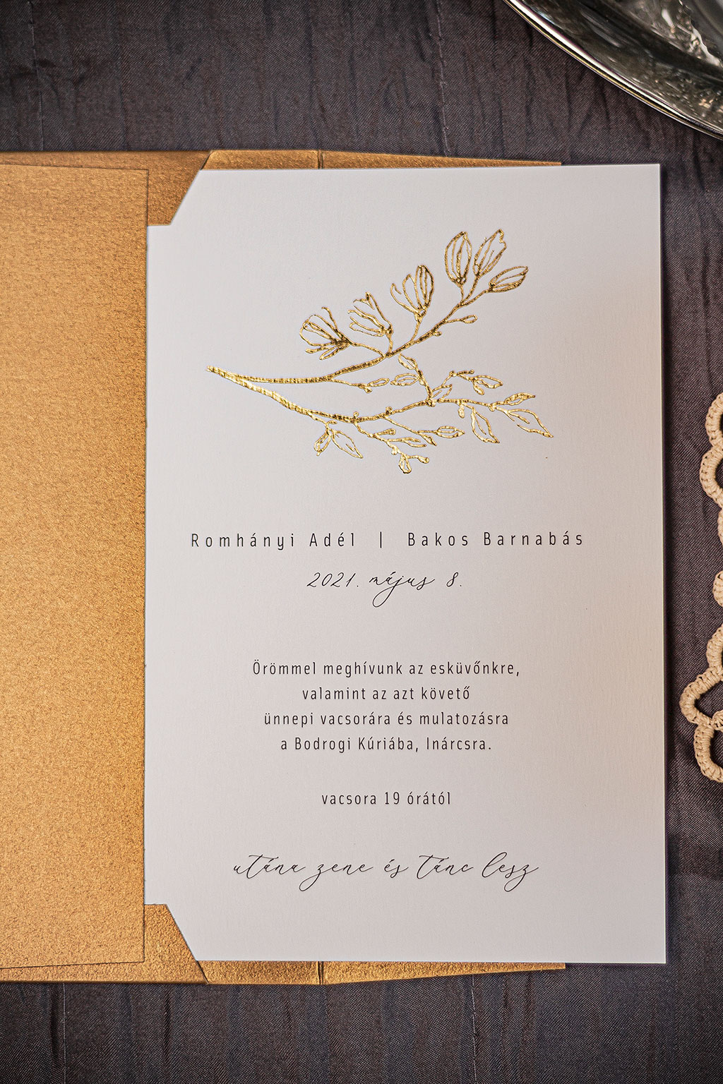 Aranyozott virágos meghívó struktúrált felületű klasszikus hangulatú fehér és krém papíron, fekete szöveg nyomtatással és arany prégeléssel