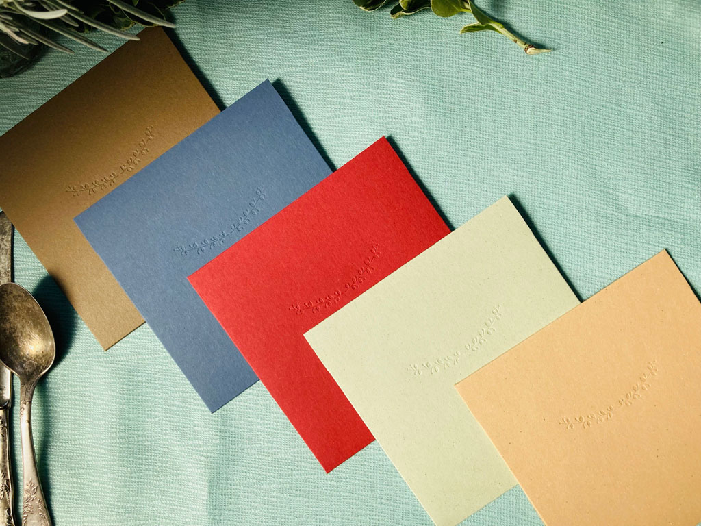 Levélmotívumos vaknyomással díszített meghívó három különböző színű prémium papíron, választható borítékkal vagy vaknyomásos dísztasakkal