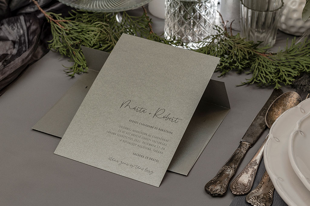 Téli hangulatú esküvői meghívó négy választható tipográfiával, ötféle gyöngyházfényű papíron, különböző borítékokkal, egyedi lehetőségekkel