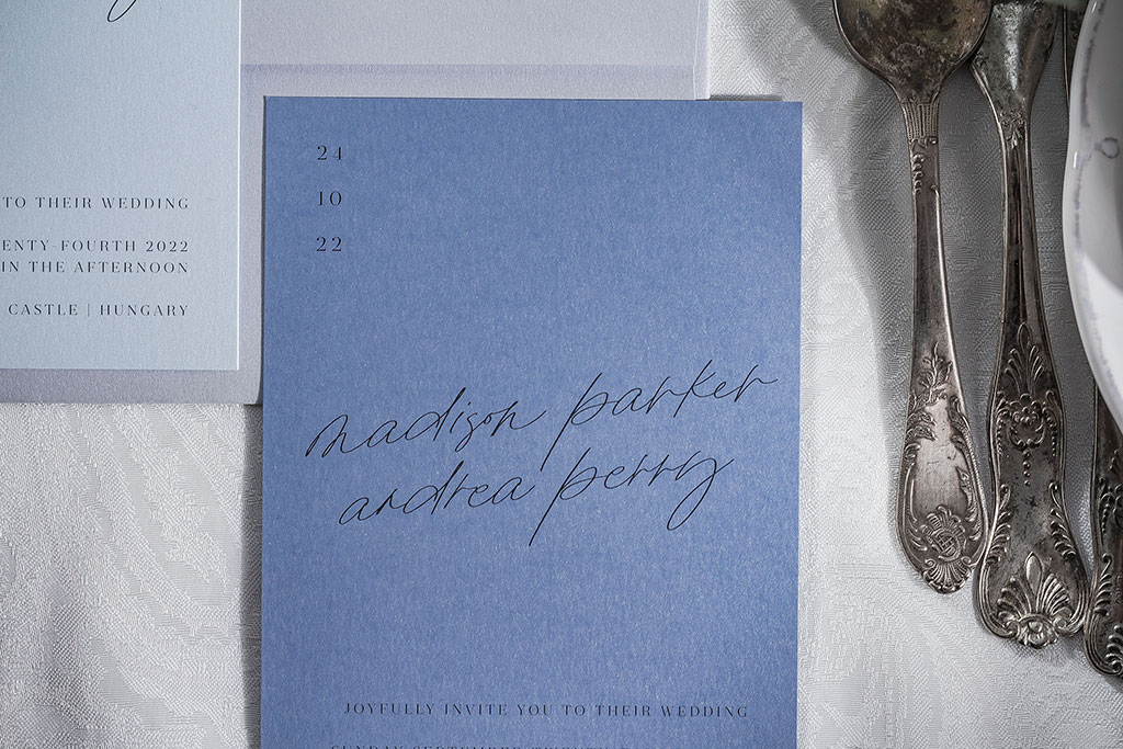 Téli hangulatú esküvői meghívó négy választható tipográfiával, ötféle gyöngyházfényű papíron, különböző borítékokkal, egyedi lehetőségekkel