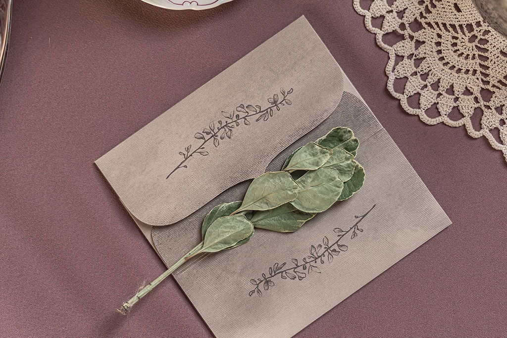 Virágos meghívó púder borítékkal prémium minőségű nyomtatott boríték 8 féle virágos-leveles grafikával és hófehér porcelán papíros meghívóval