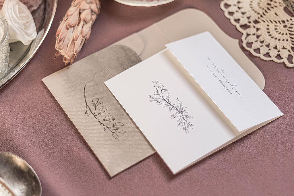 Virágos meghívó púder borítékkal prémium minőségű nyomtatott boríték 8 féle virágos-leveles grafikával és hófehér porcelán papíros meghívóval
