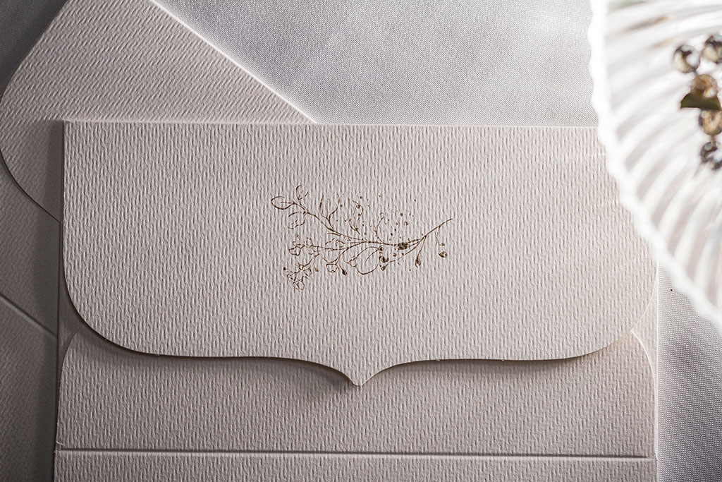 arany virágos natúrfehér boríték, elegáns ívelt formájú négyzetes alakban, struktúrált felületű prémium kartonból, rendkívül kedvező áron