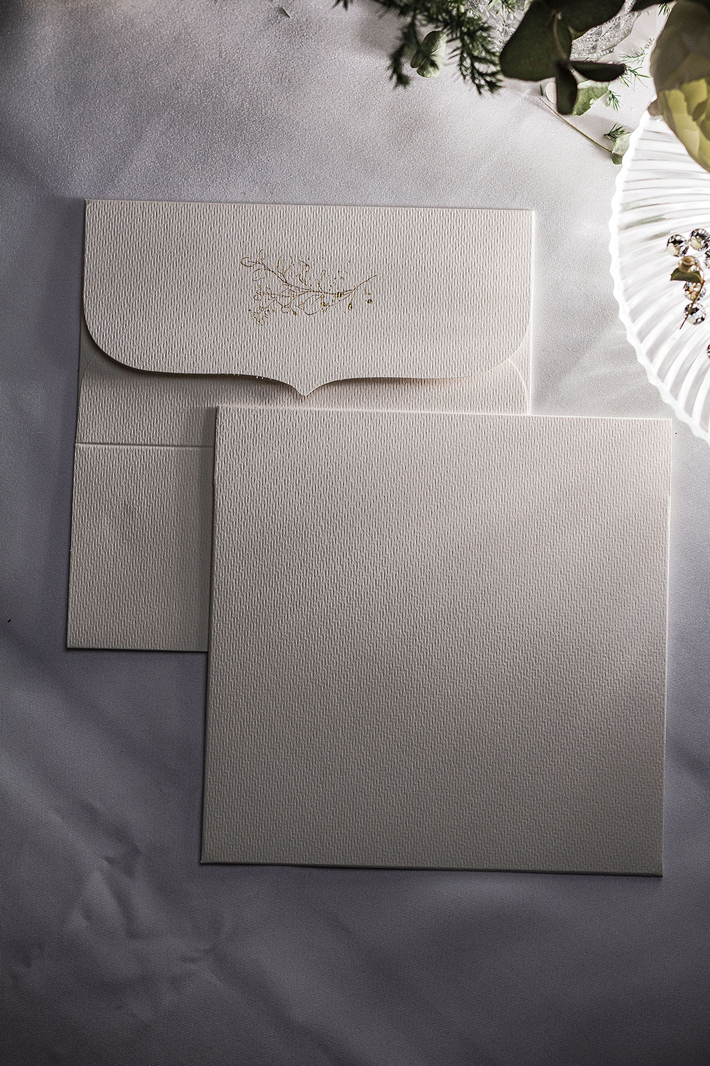 arany virágos natúrfehér boríték, elegáns ívelt formájú négyzetes alakban, struktúrált felületű prémium kartonból, rendkívül kedvező áron