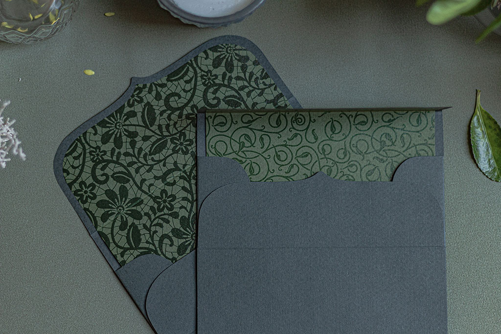 Fenyőzöld boríték wasabi béléssel 120 gr kalapácsolt boríték + élénk wasabi zöld bélés, kétféle grafikával, raktárról, kedvező áron