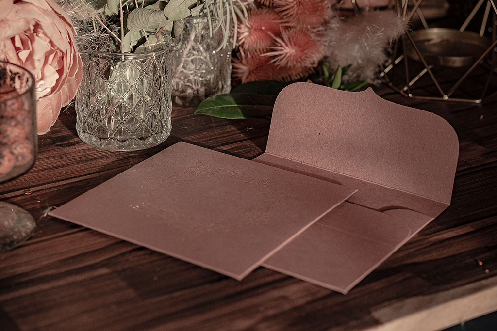Rosegold koszorús mályva boríték, elegáns ívelt formájú négyzetes alakban, natúr felületű prémium öko-papírból, rendkívül kedvező áron