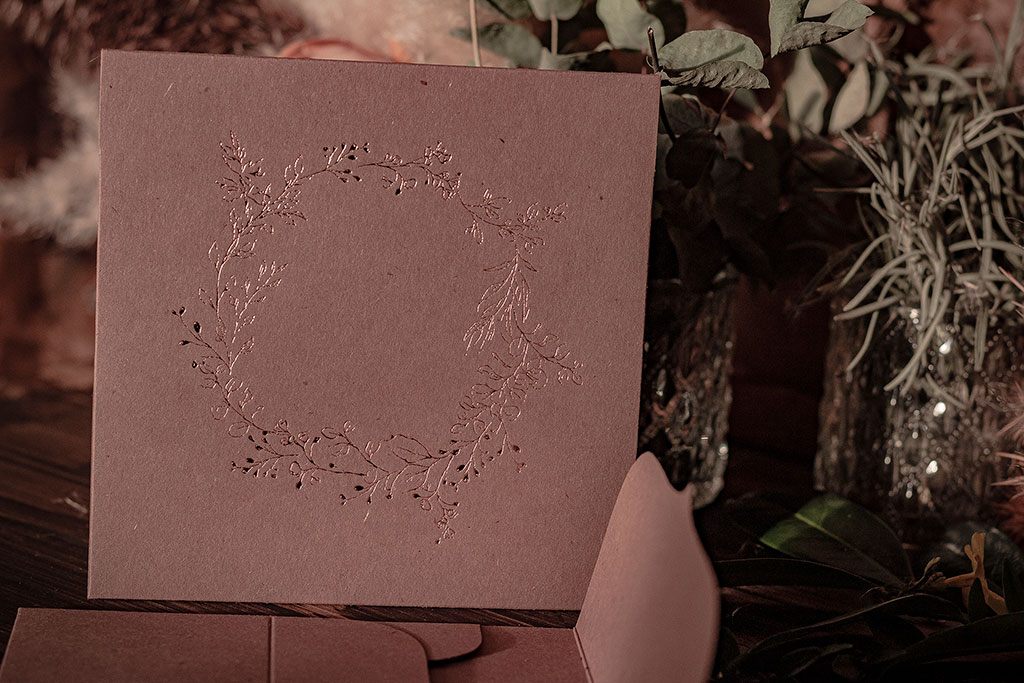 Rosegold koszorús mályva boríték, elegáns ívelt formájú négyzetes alakban, natúr felületű prémium öko-papírból, rendkívül kedvező áron