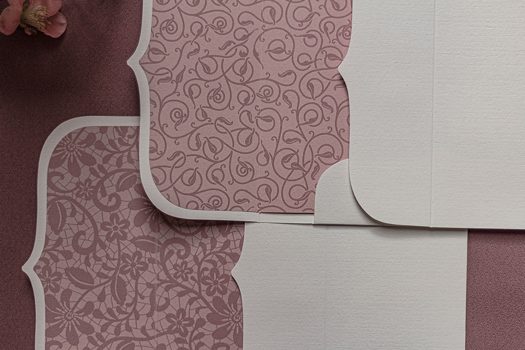 Törtfehér boríték fáradt rózsaszín béléssel 150 gr törtfehér boríték + fáradt rózsaszín bélés, kétféle grafikával, raktárról, kedvező áron