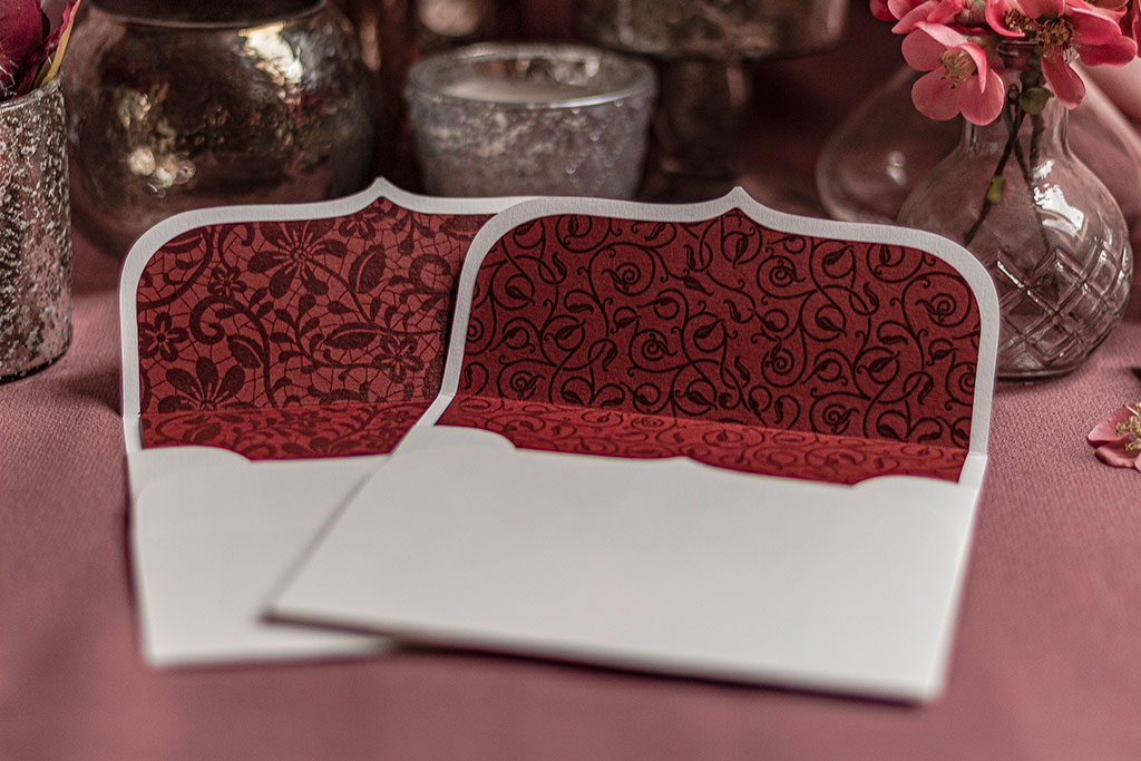 Törtfehér boríték terracotta béléssel 150 gr kalapácsolt boríték + vörösesbarna terracotta bélés, kétféle grafikával, raktárról, kedvező áron