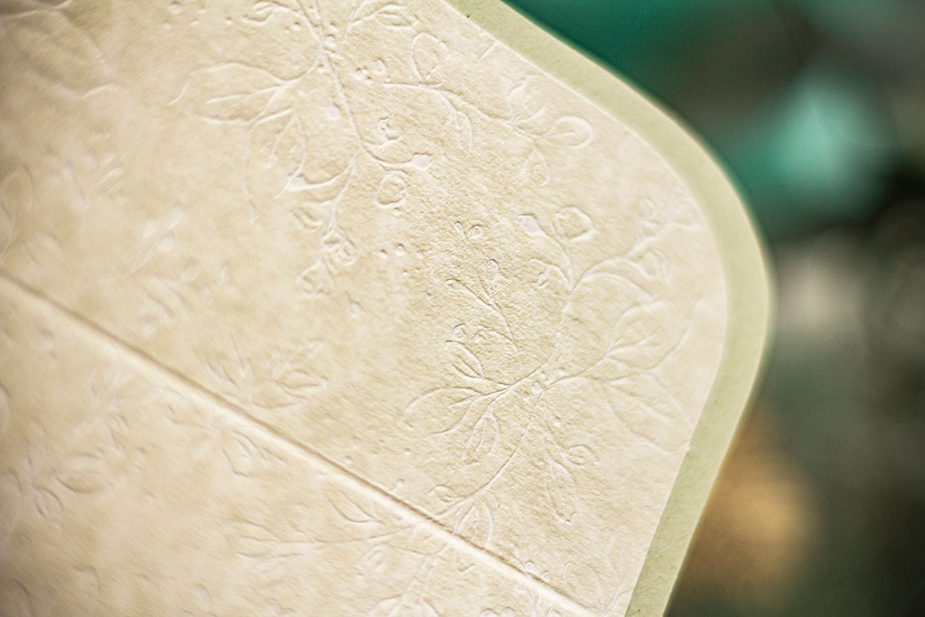 Rusztikus greenery béléses öko-meghívó háromféle újrahasznosított papír kombinációjával, fehér prégelt béléssel, négy boríték színben