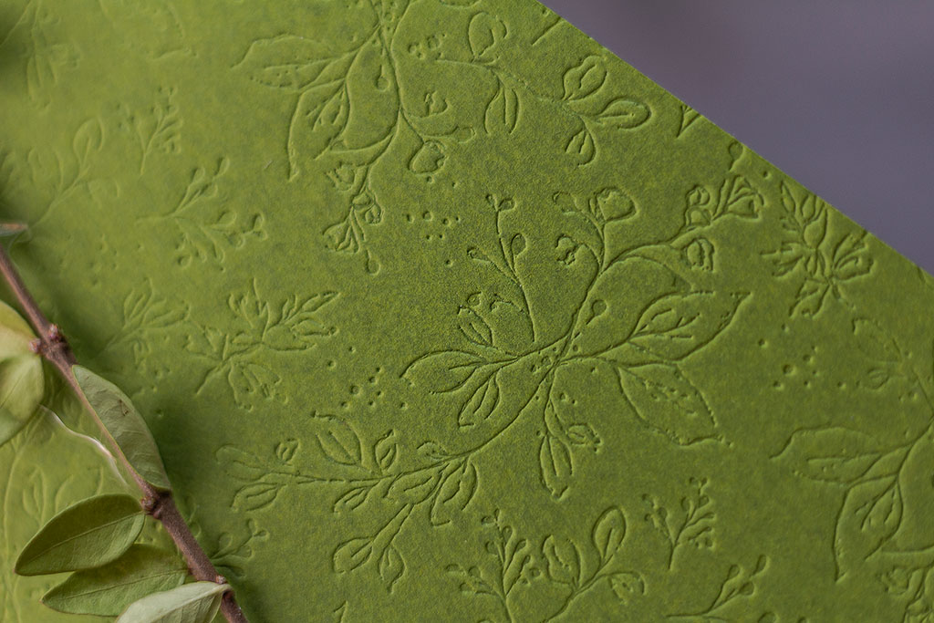 Mezeivirágos füzet élénkzöld borítóval vaknyomással és gerincvászonnal díszítve, A/5-ös méretben 64 oldalas terjedelemben, 9 különböző színkombinációban