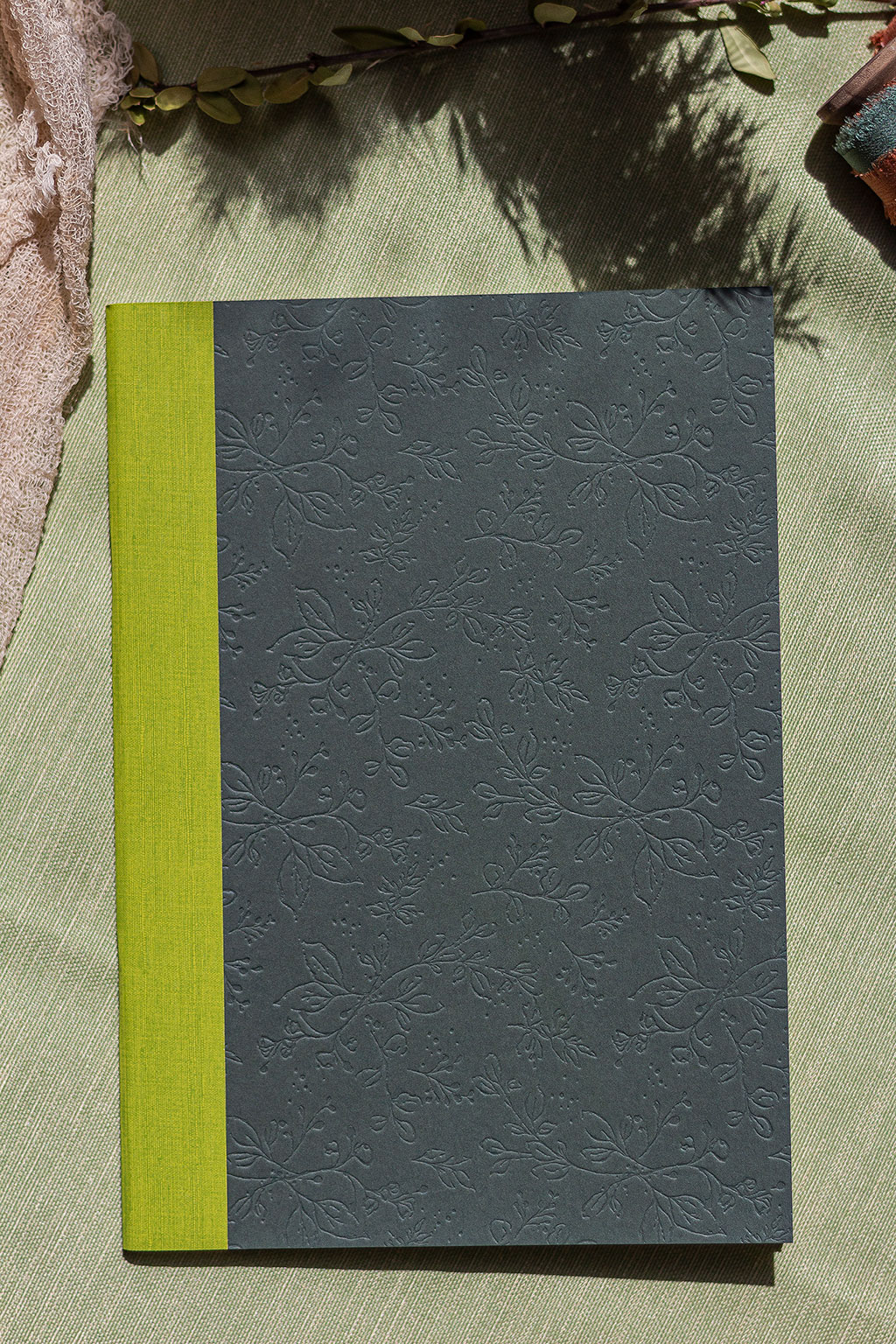 Mezeivirágos füzet feny-lime borítóval vaknyomással és gerincvászonnal díszítve, A/5-ös méretben 64 oldalas terjedelemben, 9 különböző színkombinációban
