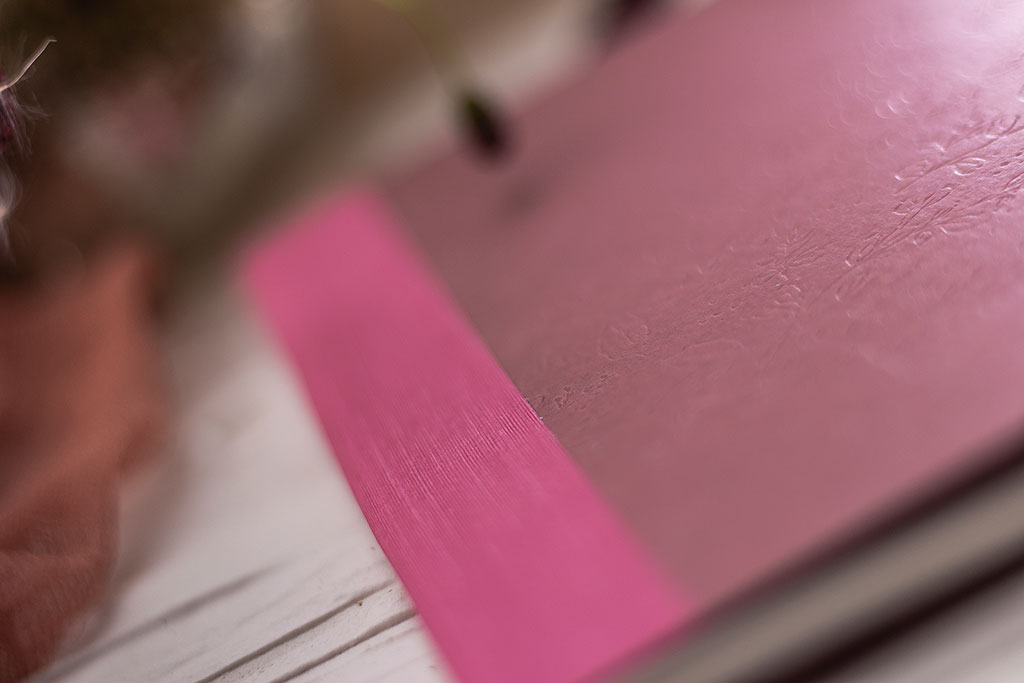Mezeivirágos füzet mályva-pink borítóval vaknyomással és gerincvászonnal díszítve, A/5-ös méretben 64 oldalas terjedelemben, 9 különböző színkombinációban