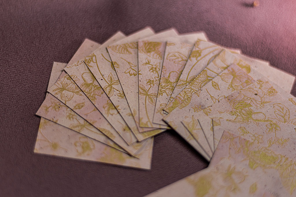 Négyzetes névjegy digitális arany nyomtatással kétféle öko-papírból két rétegben kasírozva 35 különböző virág grafikával, pasztell zöld és kakaó kartonokból