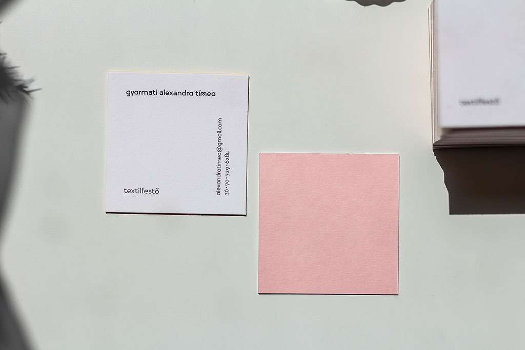 Négyzetes névjegy színes hátoldallal gyapot papírra nyomtatva és két rétegben kasírozva minimál tipográfiával költséghatékony kivitelezésben