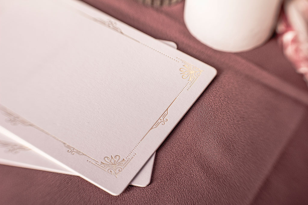 Aranyozott kártya fehér kartonból prémium minőségben, univerzálisan használható: köszönetkártya, jókívánság kártya, asztalszámozó, ültetési lap, fotókeret