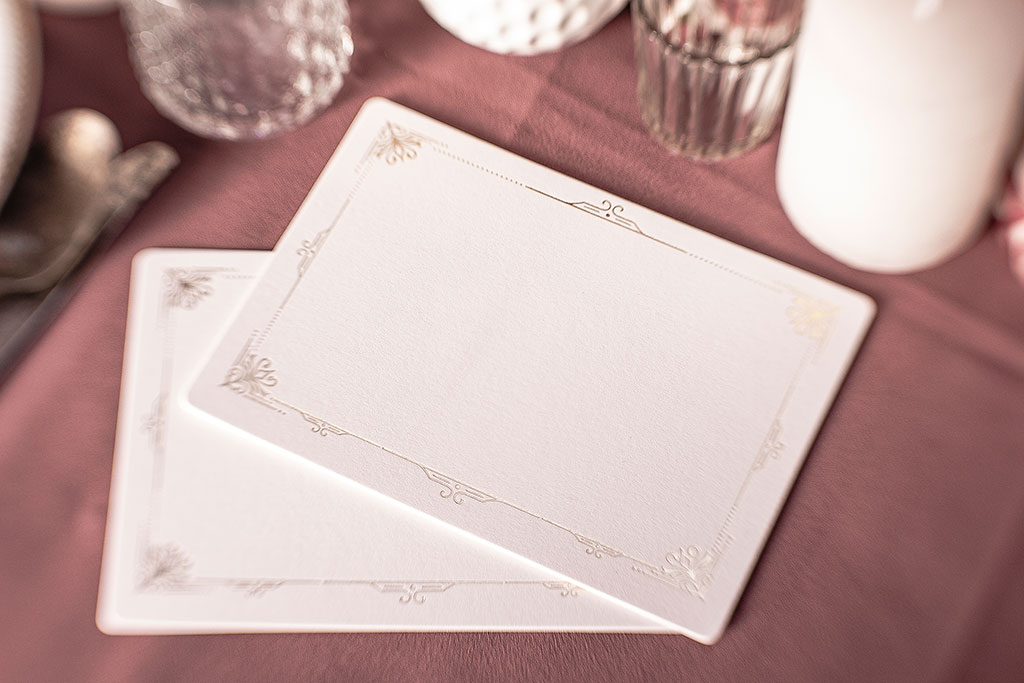 Aranyozott kártya fehér kartonból prémium minőségben, univerzálisan használható: köszönetkártya, jókívánság kártya, asztalszámozó, ültetési lap, fotókeret