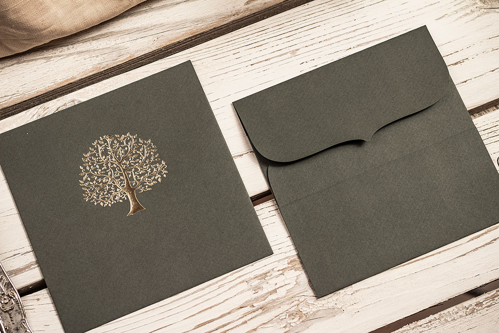 Fa motívumos fenyőzöld boríték különleges textúrájú kartonból, arany fóliaprégeléssel elegáns ívelt formájú négyzetes formában, rendkívül kedvező áron