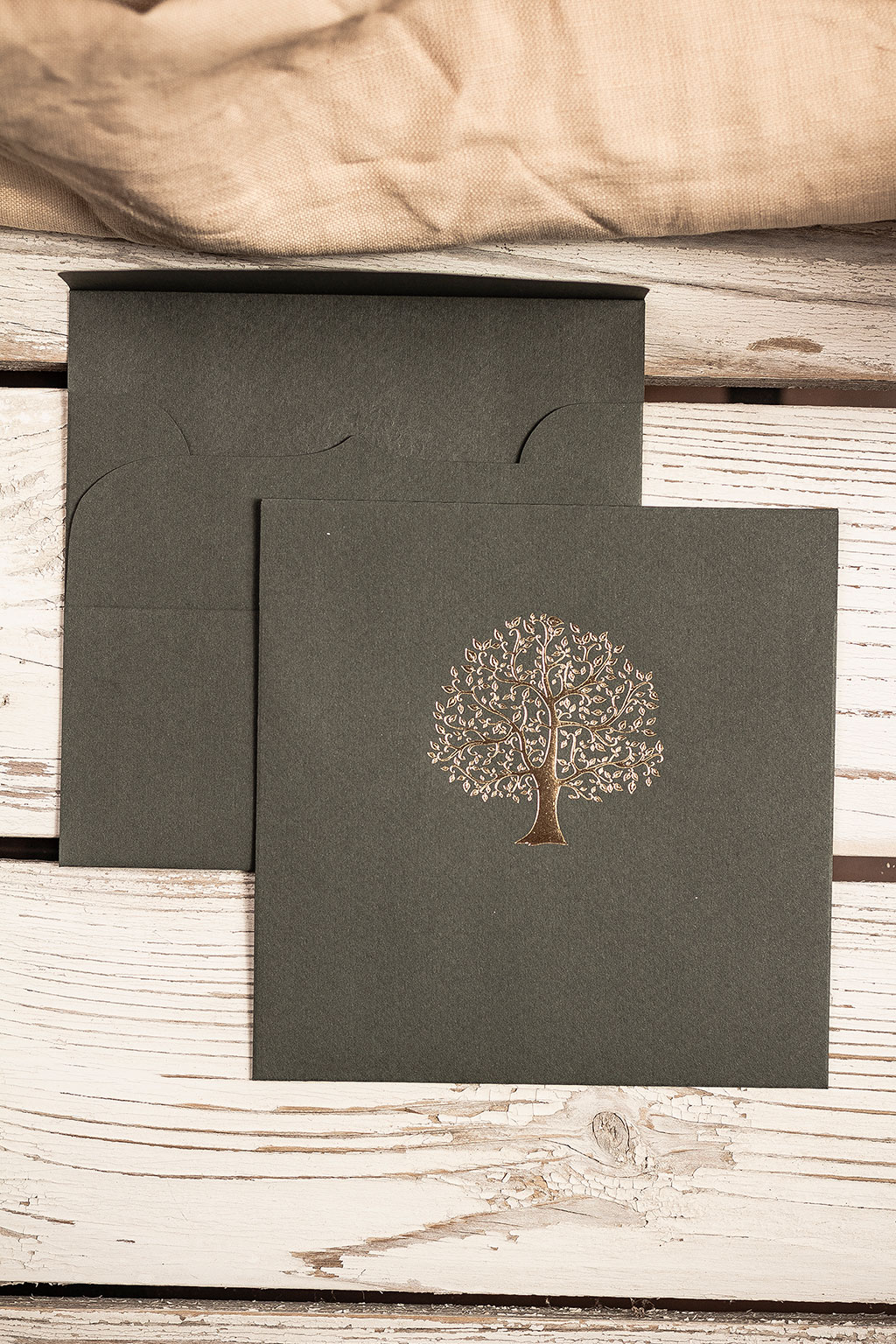 Fa motívumos fenyőzöld boríték különleges textúrájú kartonból, arany fóliaprégeléssel elegáns ívelt formájú négyzetes formában, rendkívül kedvező áron