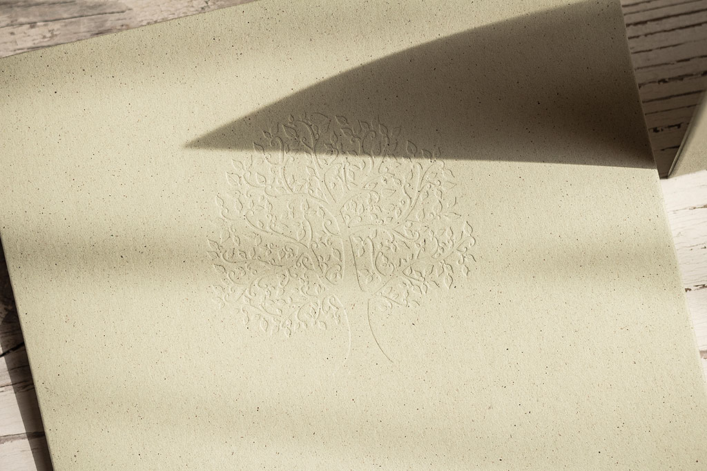 Fa motívumos kiwi boríték újrahasznosított öko-papírból, különleges vaknyomással elegáns ívelt formájú négyzetes formában, rendkívül kedvező áron