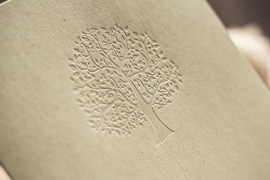 Fa motívumos kiwi boríték újrahasznosított öko-papírból, különleges vaknyomással elegáns ívelt formájú négyzetes formában, rendkívül kedvező áron