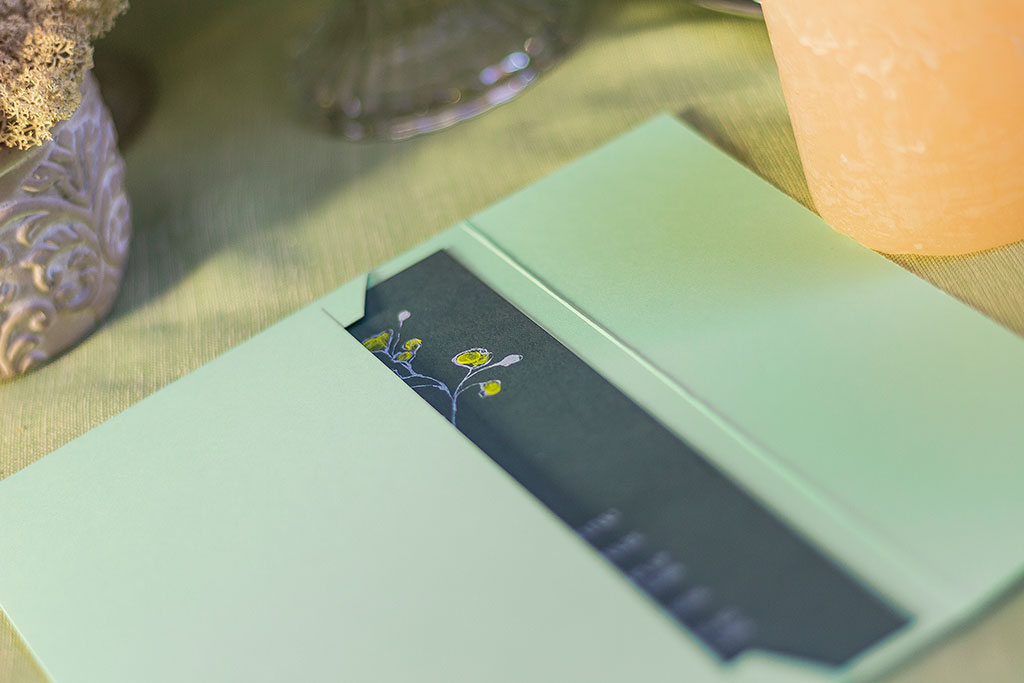 Három színnel festett virágos meghívó digitális fehérnyomtatással és kézi festéssel díszítve, négy különböző árnyalatú és felületű, zöld prémium papíron