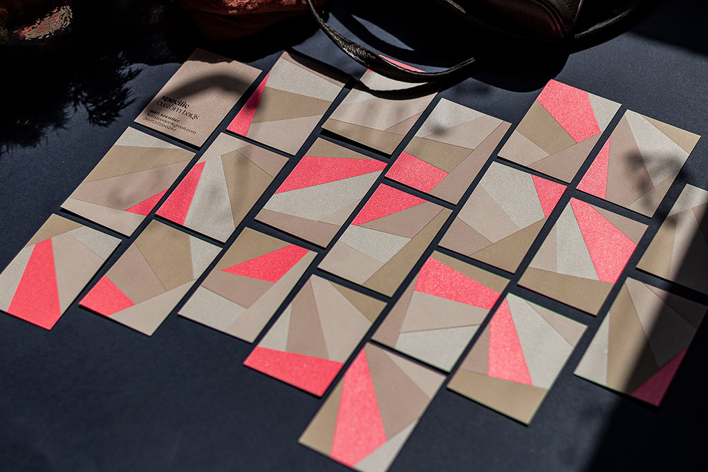 Hatféle papírból ragasztott pink névjegy öt geometrikus formából álló mozaik szerű díszítő mintával, akár hét forma változatban is, kézzel készítve