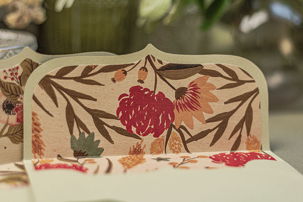 Kiwi boríték vadvirágos béléssel halvány drapp színű, bordázott bélés és 120 gr-os öko-papír boríték, háromféle grafikával vegyesen, raktárról, kedvező áron