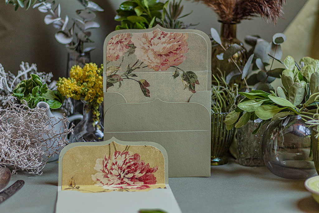 Kiwi boríték vintage virágos béléssel krém színű, textil felületű bélés és 120 gr-os öko-boríték, kétféle grafikával vegyesen, raktárról, kedvező áron