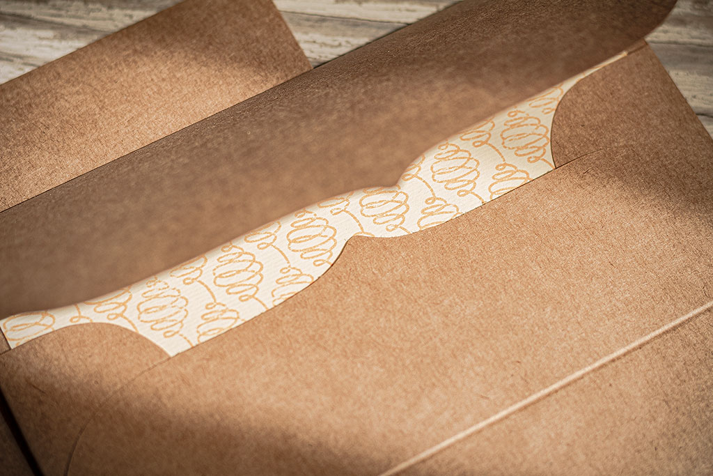 Kraft boríték krém-drapp béléssel minőségi papírokból kétféle grafikával letterpress nyomtatással, raktárkészletről kedvező áron, gyors átfutással