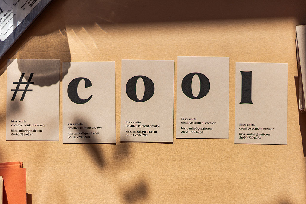 Többfunkciós névjegy színes kartonokból egy szín fekete nyomtatással, ötféle papíron, kreatív felhasználási lehetőségekkel content creator tevékenységhez