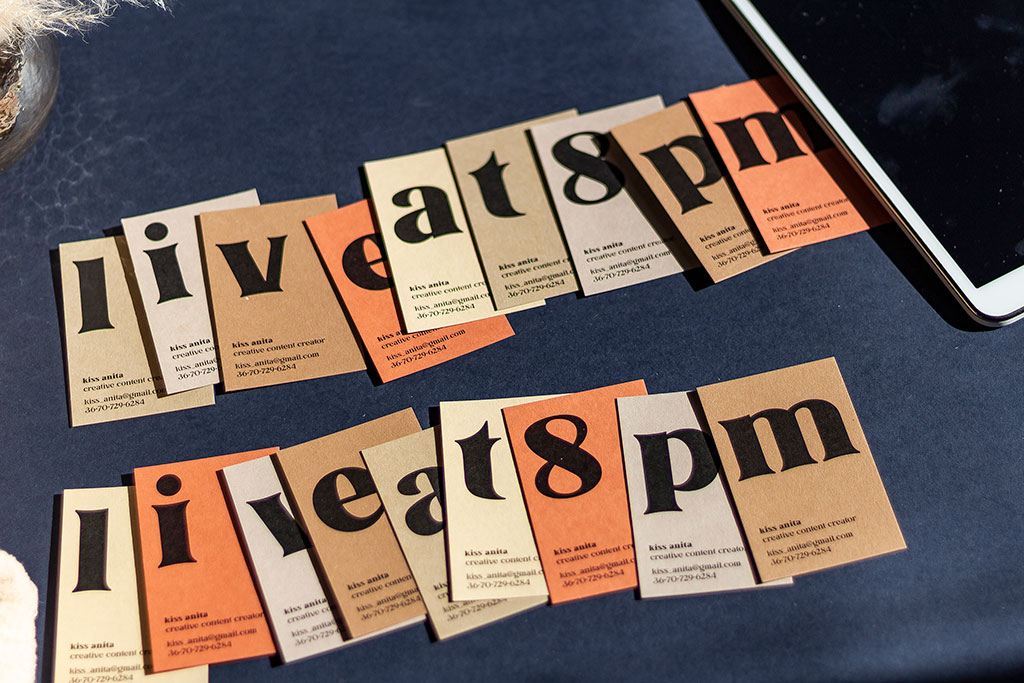Többfunkciós névjegy színes kartonokból egy szín fekete nyomtatással, ötféle papíron, kreatív felhasználási lehetőségekkel content creator tevékenységhez