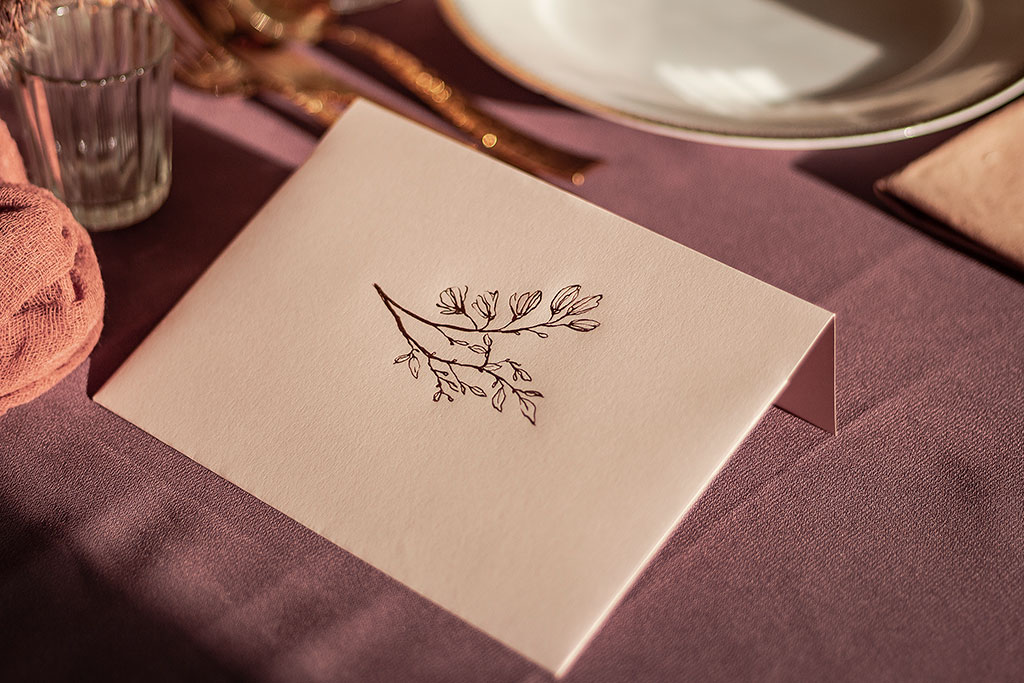 biscuit boríték rosegold virágos díszítéssel sprőd felületű prémium papírból, kedvező áron gyors átfutással raktárról, egyedi paraméterekkel is rendelhető