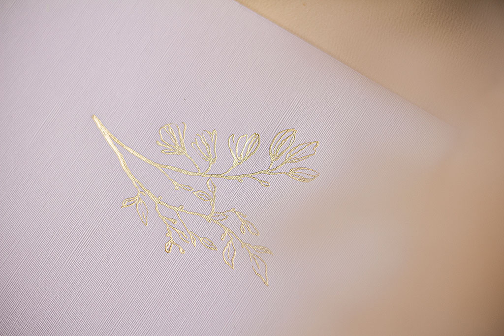 fehér boríték arany virágos díszítéssel textil felületű prémium papírból, kedvező áron gyors átfutással raktárkészletről egyedi paraméterekkel is rendelhető