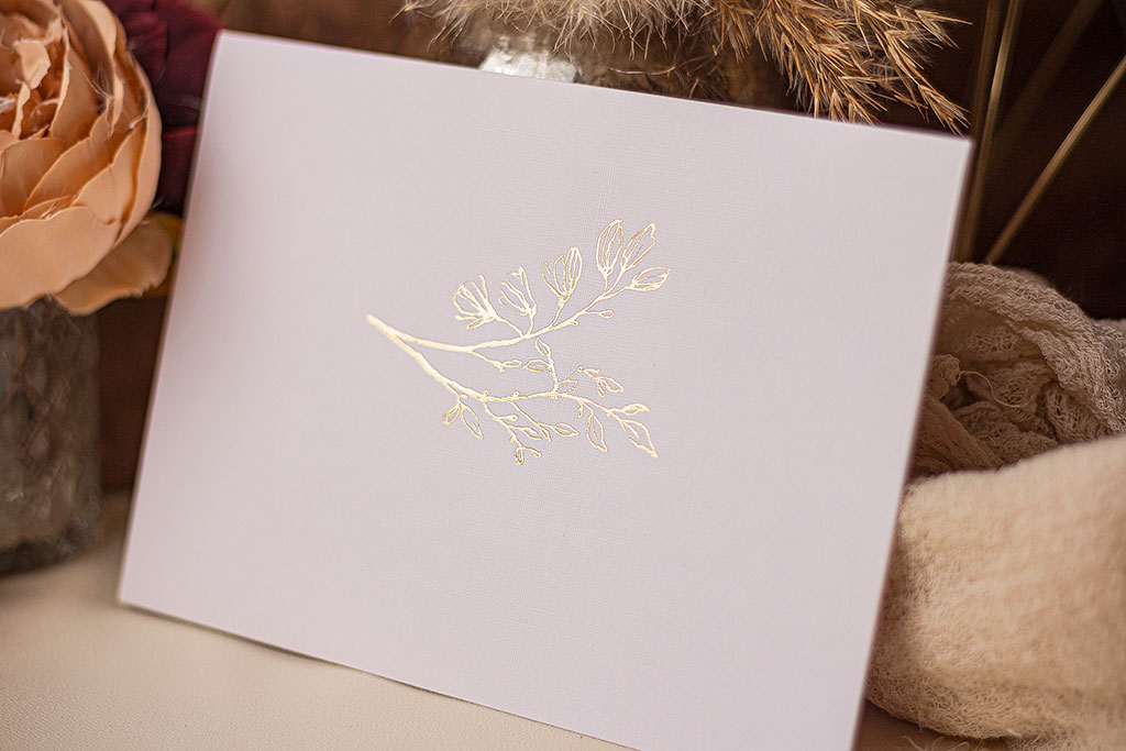 fehér boríték arany virágos díszítéssel textil felületű prémium papírból, kedvező áron gyors átfutással raktárkészletről egyedi paraméterekkel is rendelhető