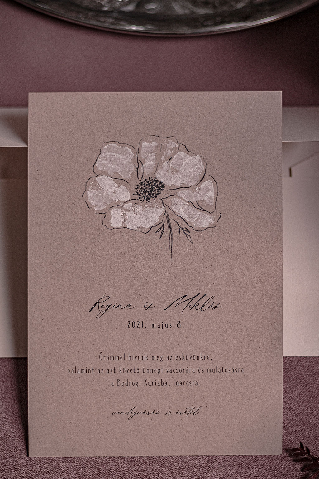 Púder festéssel díszített virágos meghívó három különböző árnyalatú és felületű rózsaszín papíron, kétféle virággrafikával, fekete nyomtatással
