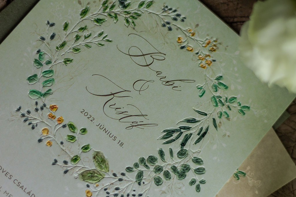 Vaknyomással díszített virágos meghívó zöld és halvány krém változatban, két rétegben kasírozva, egyedi rendelési lehetőségekkel és prémium borítékkal