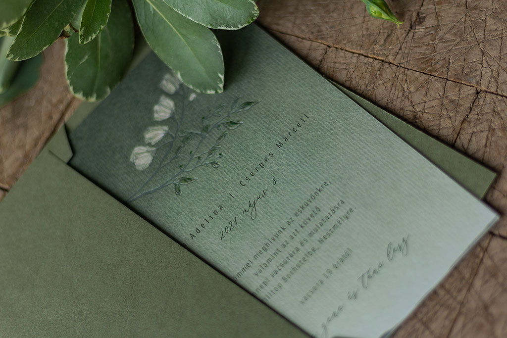 Virágos vaknyomással díszített színes meghívó duplán kasírozott, különleges textúrájú papíron, zöld és drapp-barna színvariációban