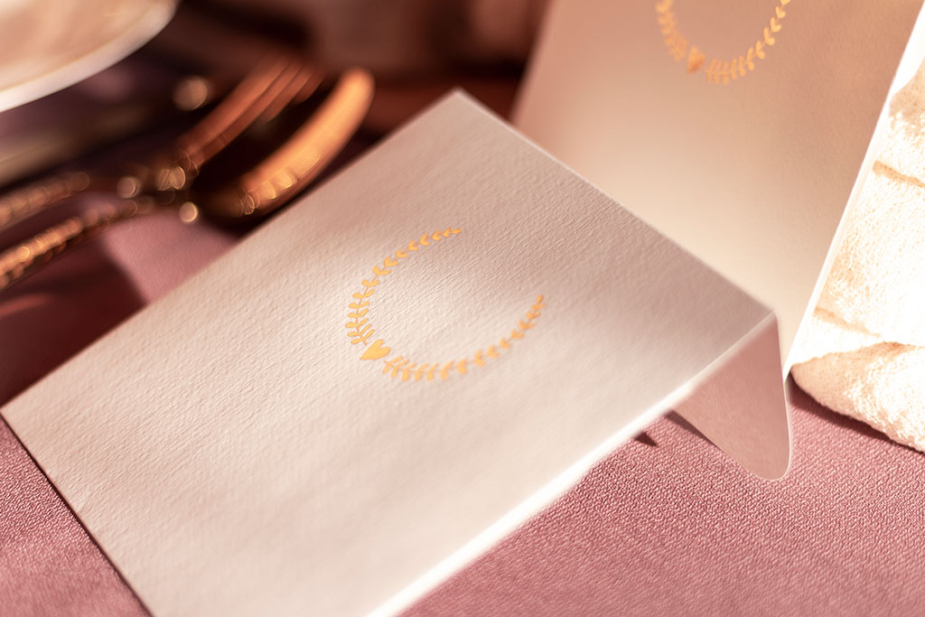 arany babérkoszorús fehér boríték kalapácsolt felületű prémium papírból fóliaprégeléssel készítve, elegáns ívelt formájú négyzetes formában, kedvező áron