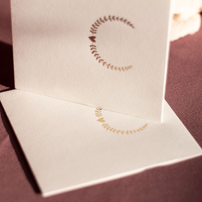arany babérkoszorús fehér boríték kalapácsolt felületű prémium papírból fóliaprégeléssel készítve, elegáns ívelt formájú négyzetes formában, kedvező áron