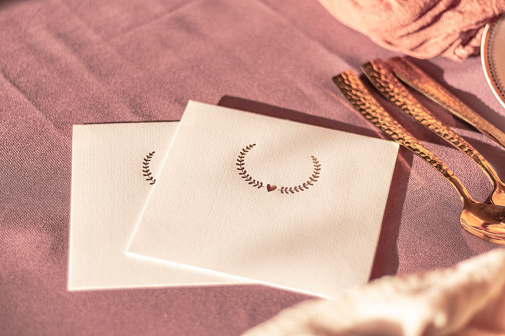 rosegold babérkoszorús fehér boríték kalapácsolt felületű prémium papírból fóliaprégeléssel készítve, elegáns ívelt formájú négyzetes formában, kedvező áron