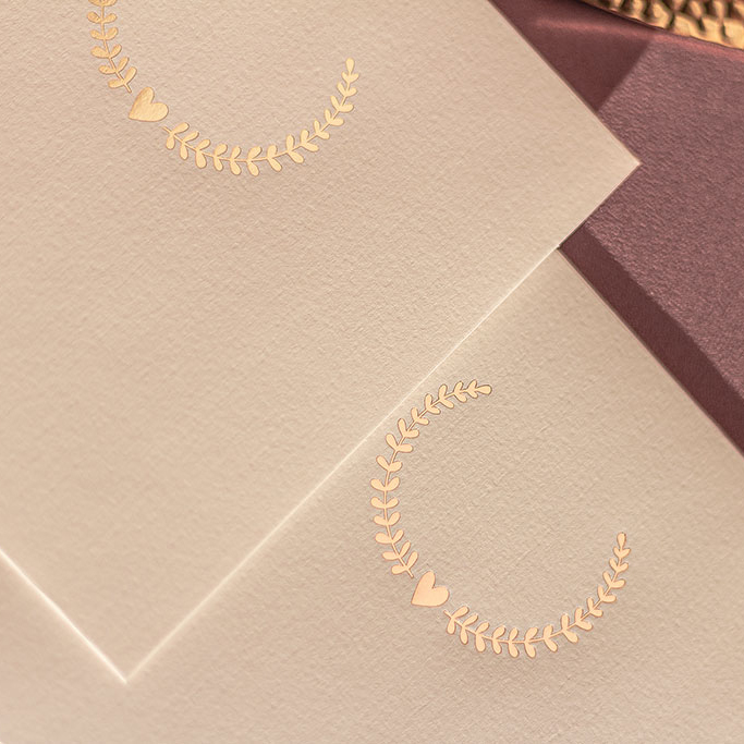 rosegold babérkoszorús fehér boríték kalapácsolt felületű prémium papírból fóliaprégeléssel készítve, elegáns ívelt formájú négyzetes formában, kedvező áron