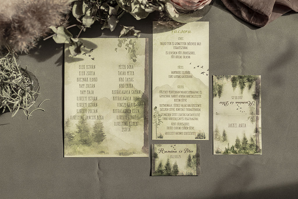 Erdei esküvő kiegészítői a népszerű Forest Wonder meghívó alapján: menü- és ültetőkártya, asztalszámozó, ültetési lap, emlékkönyv, fotóalbum
