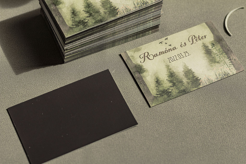 Erdei esküvő kiegészítői a népszerű Forest Wonder meghívó alapján: menü- és ültetőkártya, asztalszámozó, ültetési lap, emlékkönyv, fotóalbum