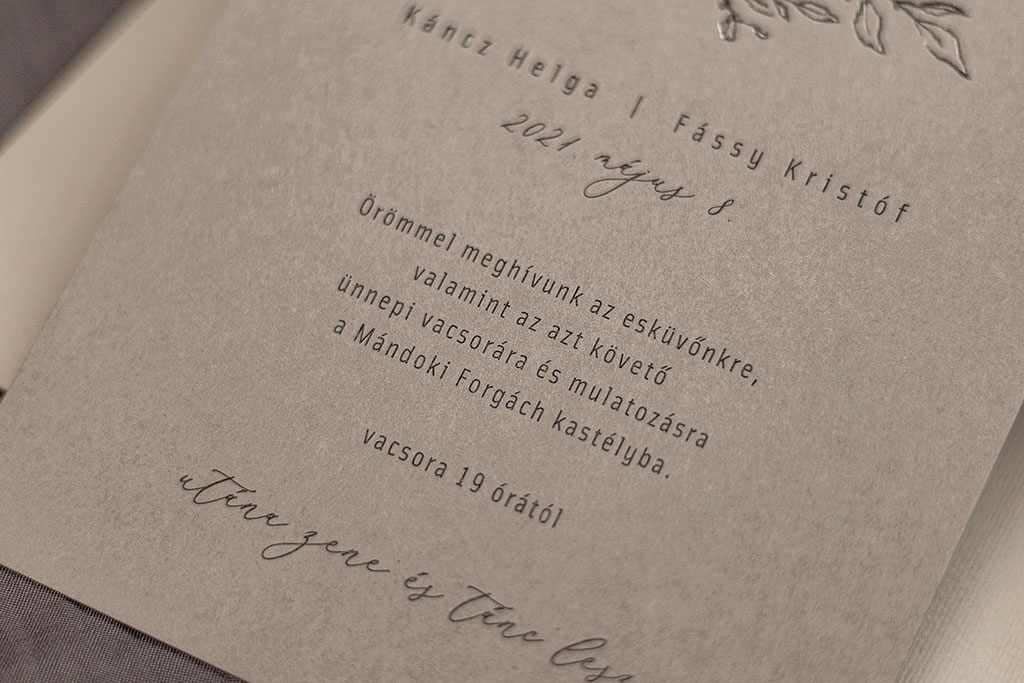 Ezüst virágos meghívó választható árnyalatú halvány szürke papíron, fekete szöveg nyomtatással és fényesen csillogó ezüst fóliaprégeléssel