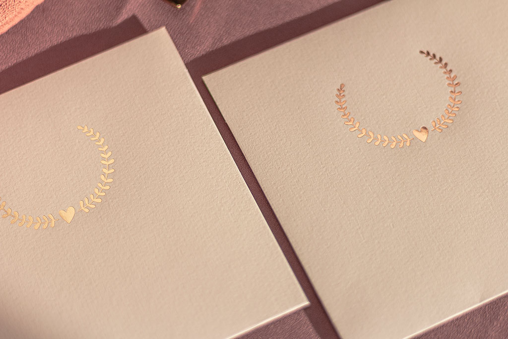 Prégelt esküvői borítékok négyzetes XAE és téglalap formájú Baronial típusokban, arany, rosegold és vaknyomással készített különlegességek