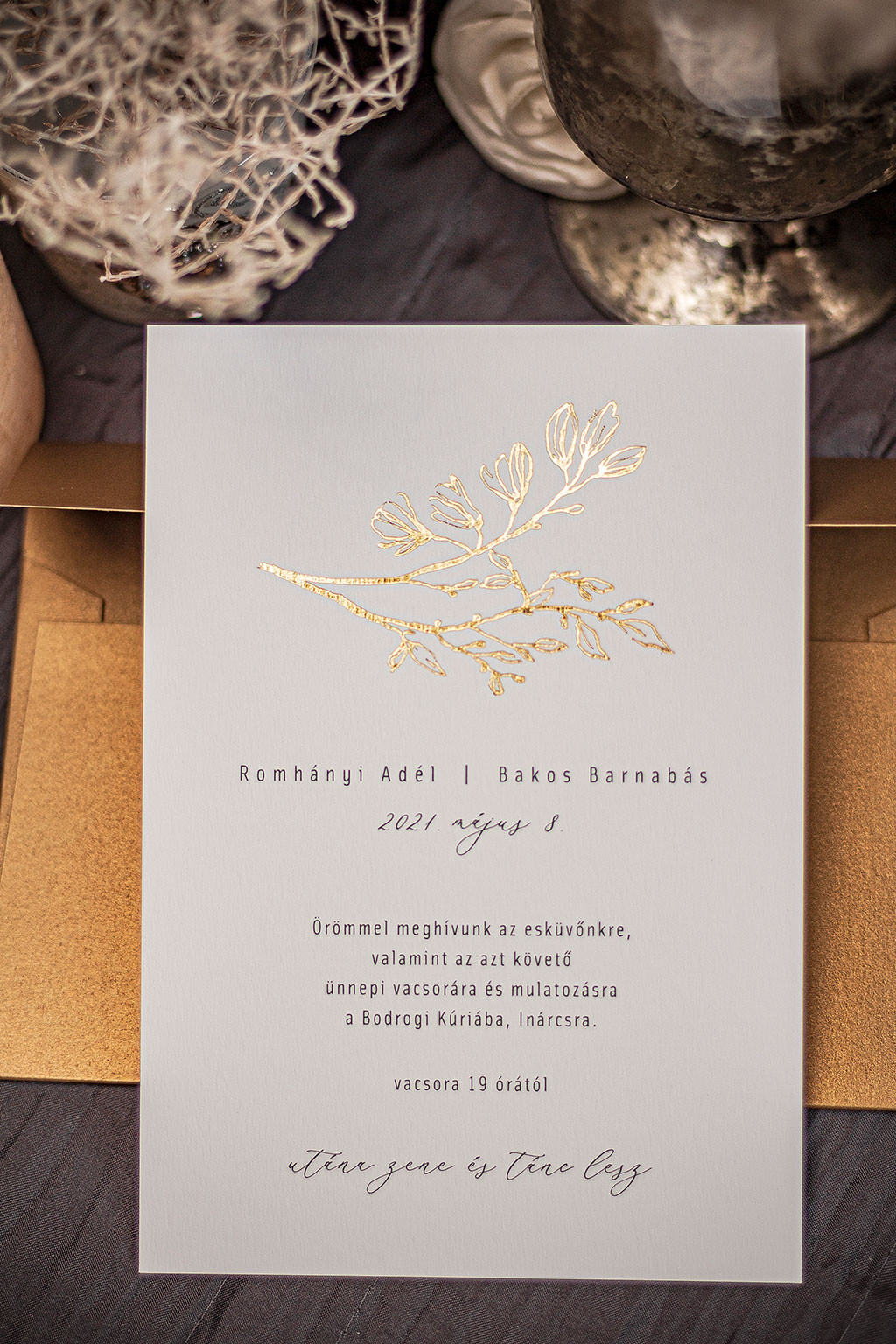 Arany fóliaprégeléssel díszített meghívó, elegáns hófehér, textúrázott felületű papíron