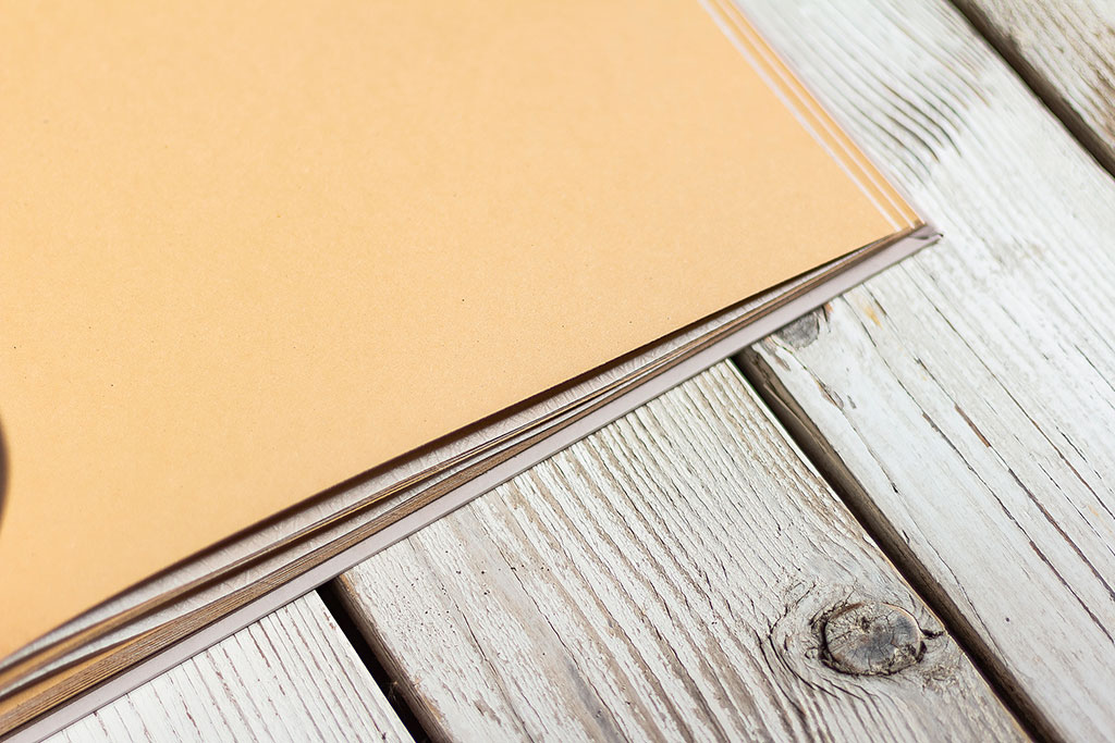 Arany babérkoszorús kraft-papíros fotóalbum egyedi keménytábla borítóval gerincvászonnal, lapokat elválasztó pókpapírral, három méretben és oldalszámmal